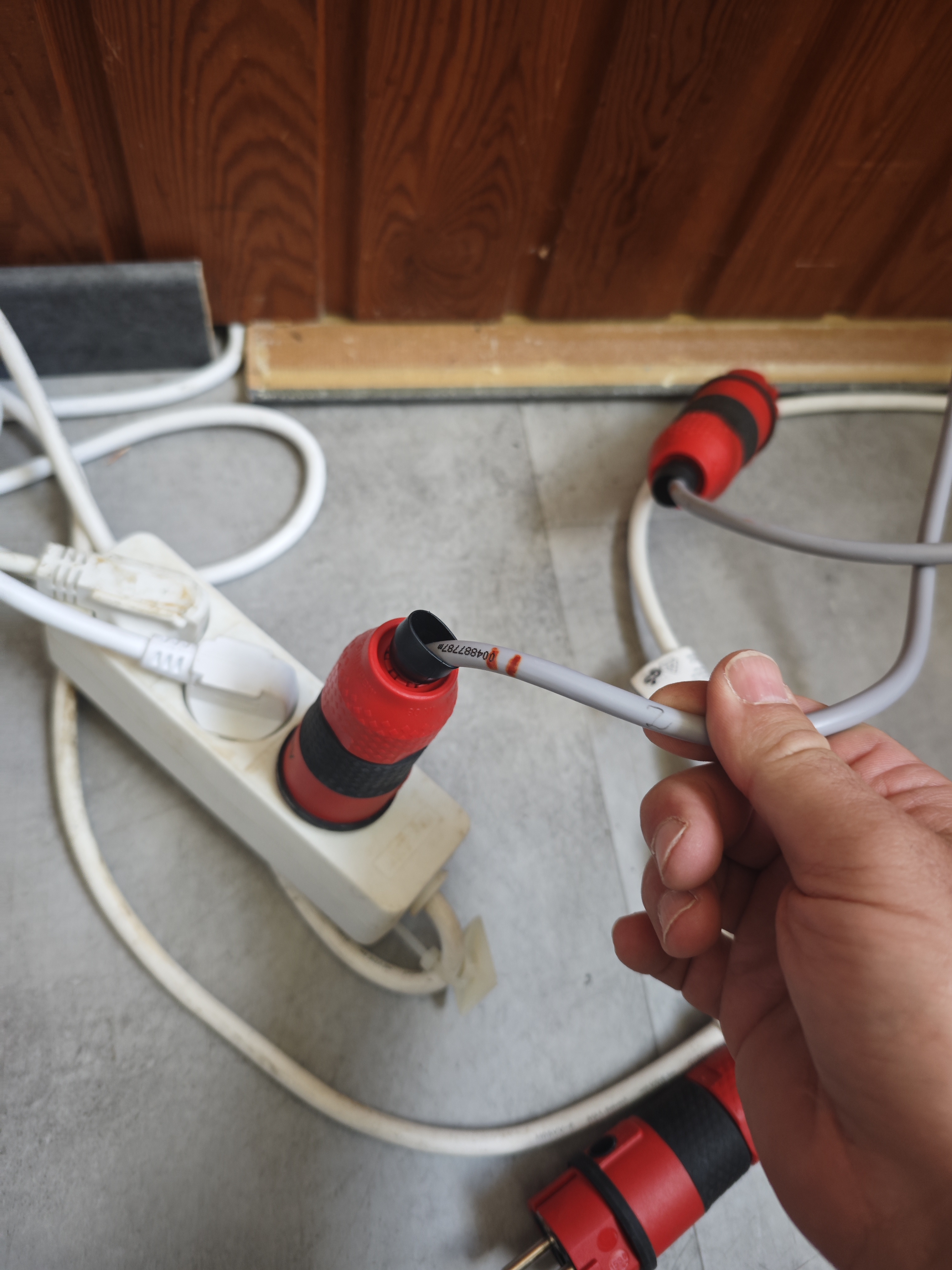 Roter Steckverbinder zusammengesteckt